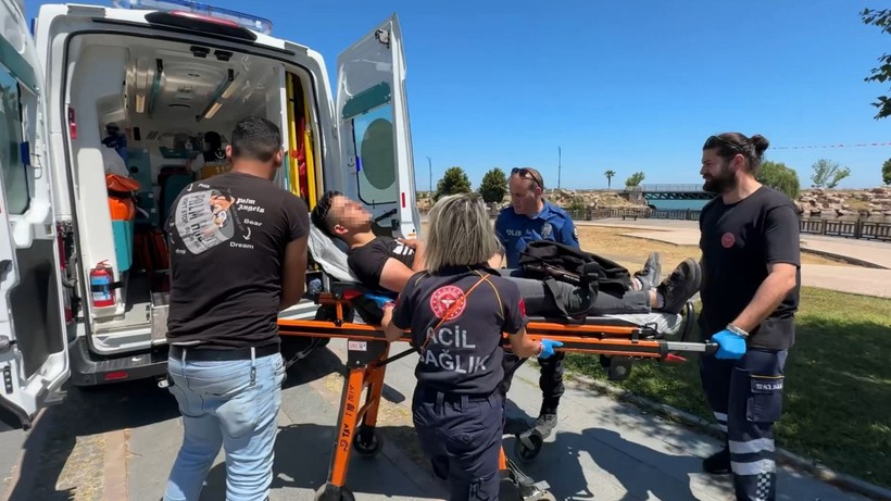 Parkta Hareketsiz Bulunan Genç İçin Seferber Oldular