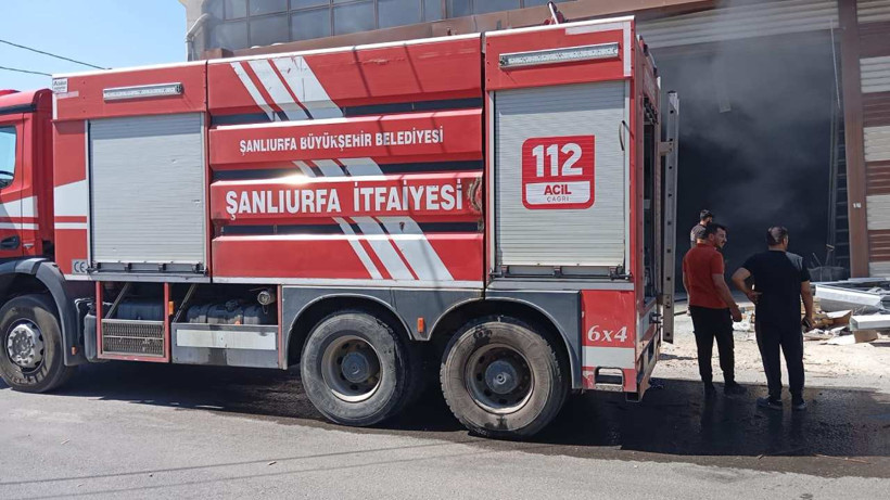 Şanlıurfa'da Boya Fabrikasında Çıkan Yangın Kontrol Altına Alındı