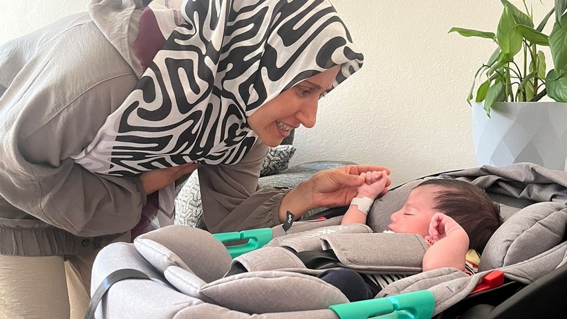 Bakan Göktaş'ın Adını Koyduğu Emre Bebek Artık Bir Aile Sahibi