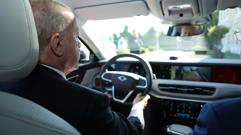 Cumhurbaşkanı Erdoğan'dan Togg T10F'ye İlk Test Sürüşü: Sedan Model Yola Çıktı