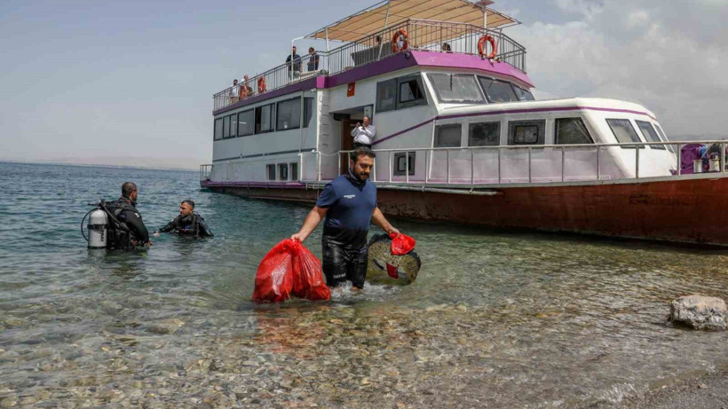 Van Gölü'nde Atık Temizliği! Manzara Korkuttu