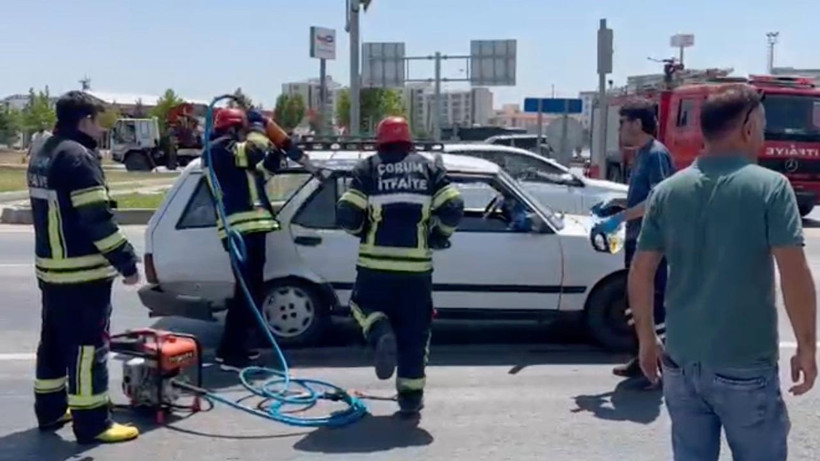 Çorum'da İki Otomobil Çapıştı! 3 Kişi Yaralandı