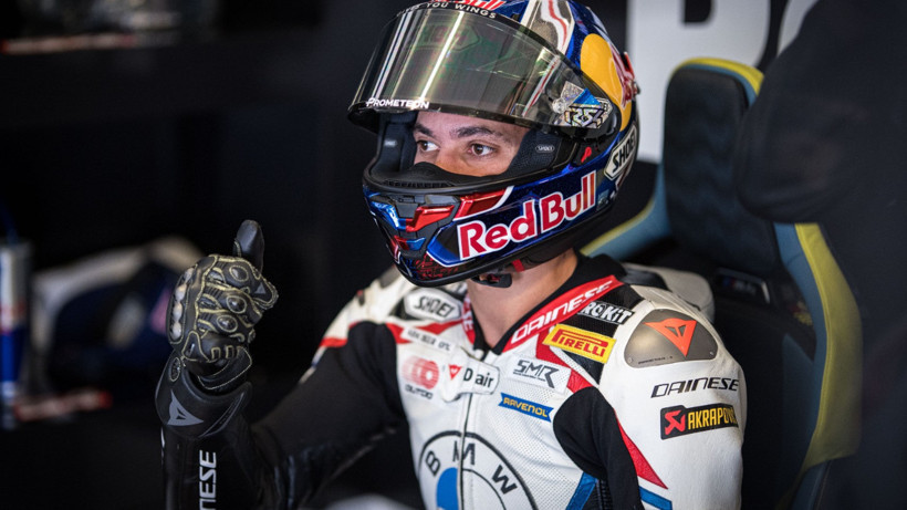 Milli motosikletçi Toprak Razgatlıoğlu'ndan İngiltere'de Zafer