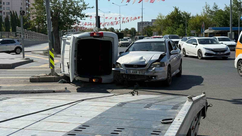 Diyarbakır’da Ticari Araç ile Otomobil Çarpıştı! 2 Yaralı