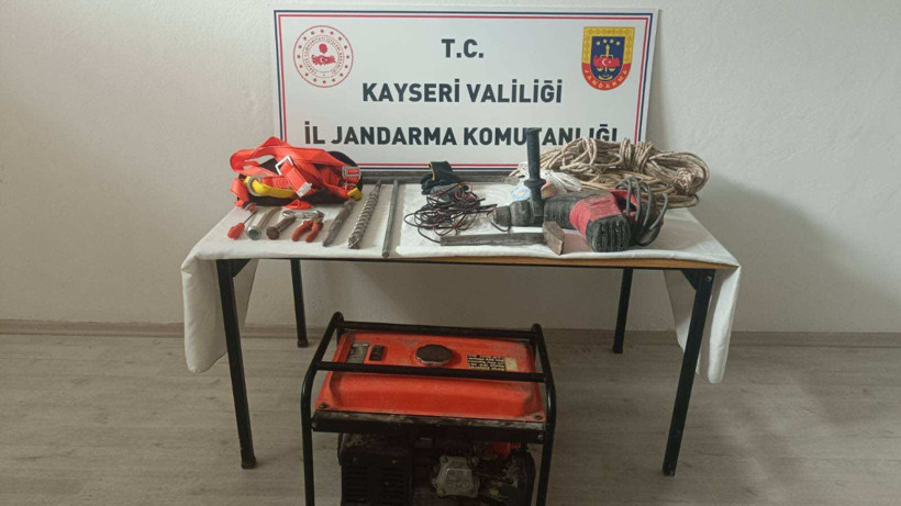 Kayseri Talas’ta Kaçak Kazı Yapan 3 Şüpheli Suçüstü Yakalandı