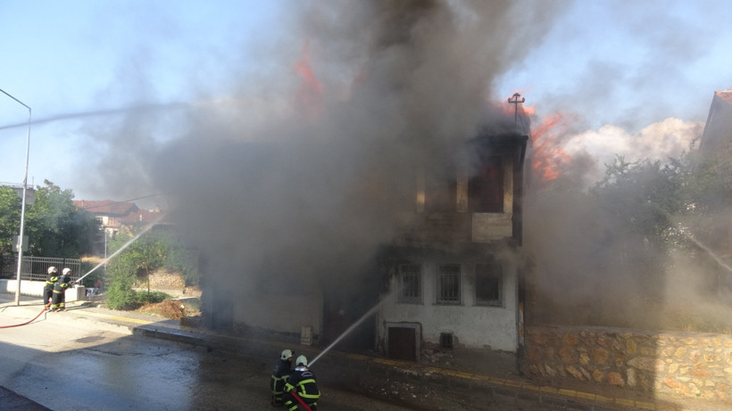 Tarihi Külliyenin Yanında Korkutan Yangın: Dumanlar Gökyüzünü Kapladı