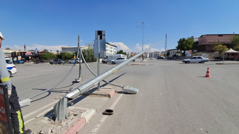 Karaman’da Tarım Aracı Aydınlatma Direğini Devirdi, Sürücü Kaçtı