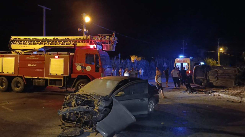 Kavşakta otomobiller çarpıştı, 3 yaralı