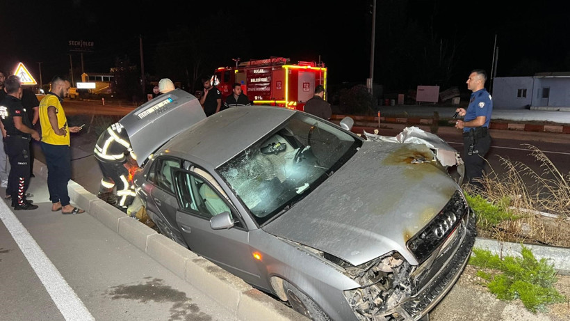 Antalya-Bucak Yolunda Feci Kaza: Otomobil Alev Aldı, 2 Yaralı