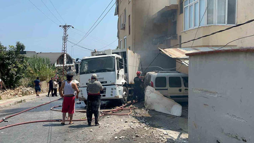 Freni Boşalan Çöp Kamyonu 2 Aracı Ezdi