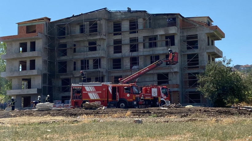 Kocaeli Başiskele’de 5 Katlı Binanın Çatısında Yangın