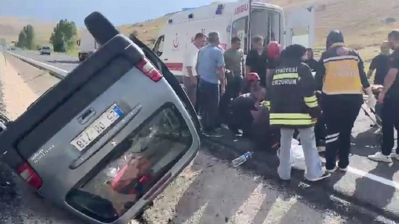Erzurum'da Hafif Ticari Araç Refüje Devrildi: 4 Kişi Yaralandı