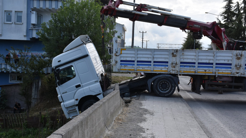 Ordu'da Freni Boşalan Tır Duvara Çarptı