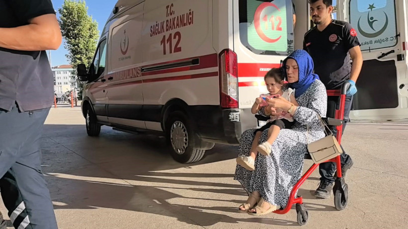 İnegöl’de Trafik Kazası: Hafif Ticari Araç ile Otomobil Çarpıştı, 1’i Çocuk 2 Yaralı