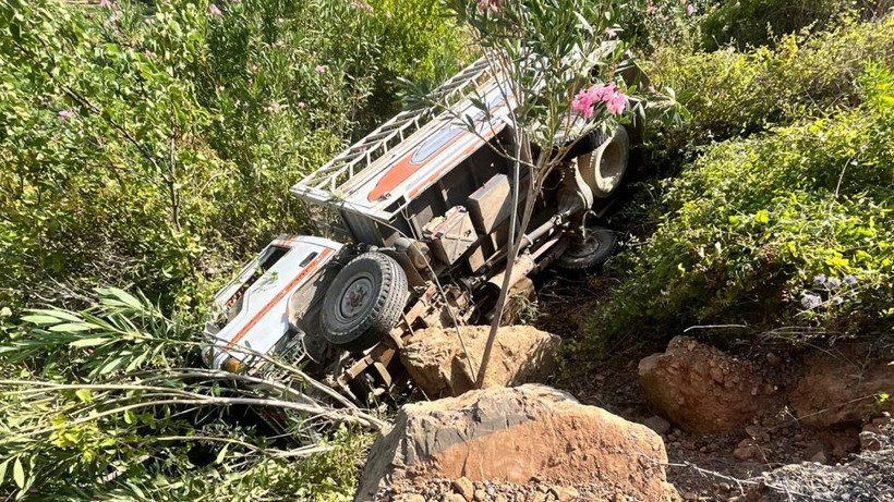 Antalya'da Kamyonet Şarampole Uçtu: 3 Yaralı