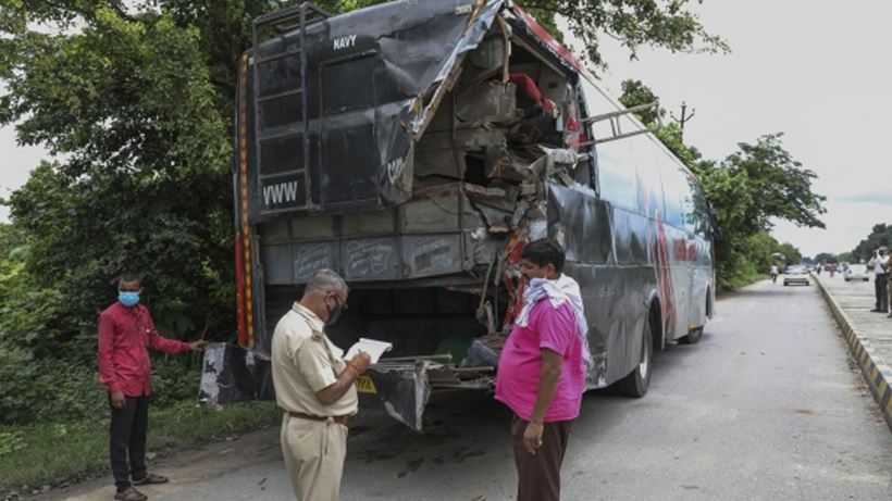 Hindistan'da Kamyon ve Otobüs Çarpıştı! 18 Kişi Hayatını Kaybetti