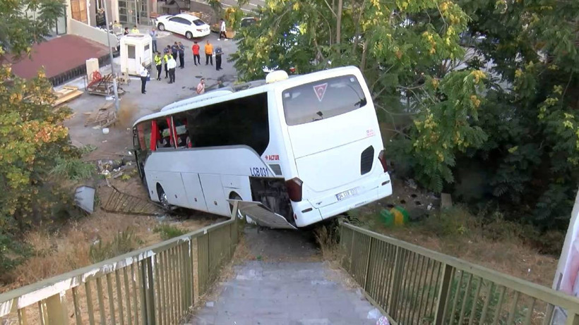 Şoför Direksiyonda Fenalaştı, İşçi Servisi Şarampole Uçtu! 9 Yaralı