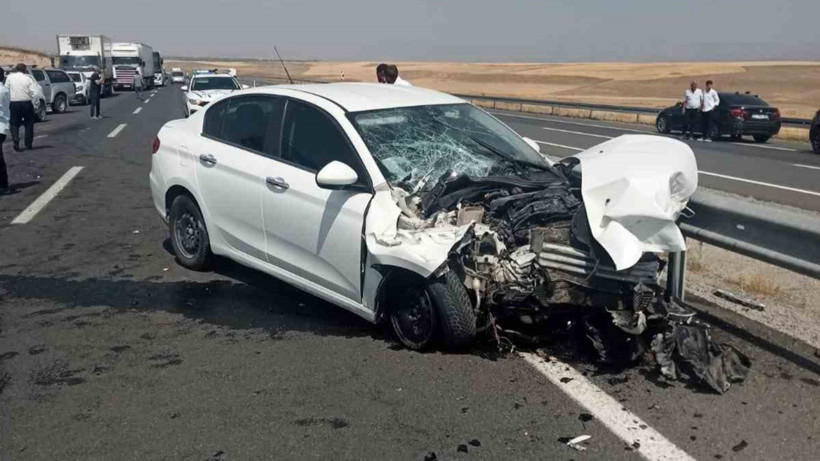 Ağrı’da Otomobil ile Traktör Çarpıştı! 2 Kişi Yaralandı