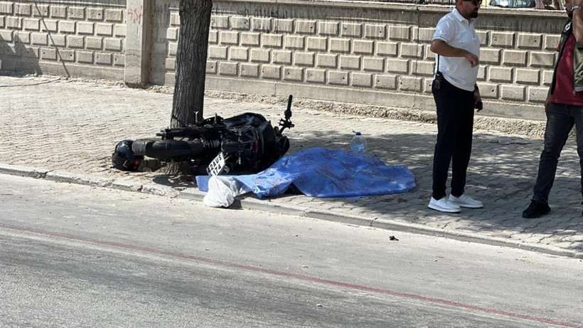 Motosiklet Önce Bisikletliye Ardından Ağaca Çarptı: 2 Kişi Hayatını Kaybetti