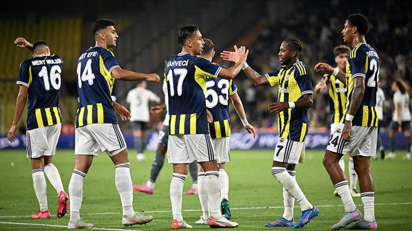 Fenerbahçe Şampiyonlar Ligi Kadrosu Belli Oldu: 10 İsmin Yokluğu Dikkat Çekti