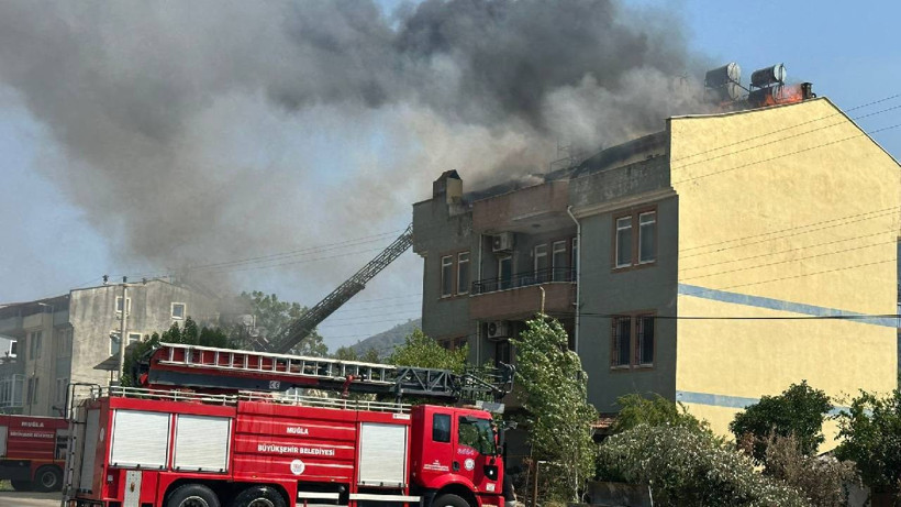 Fethiye’de 3 Katlı Evin Çatı Katı Alev Alev Yandı