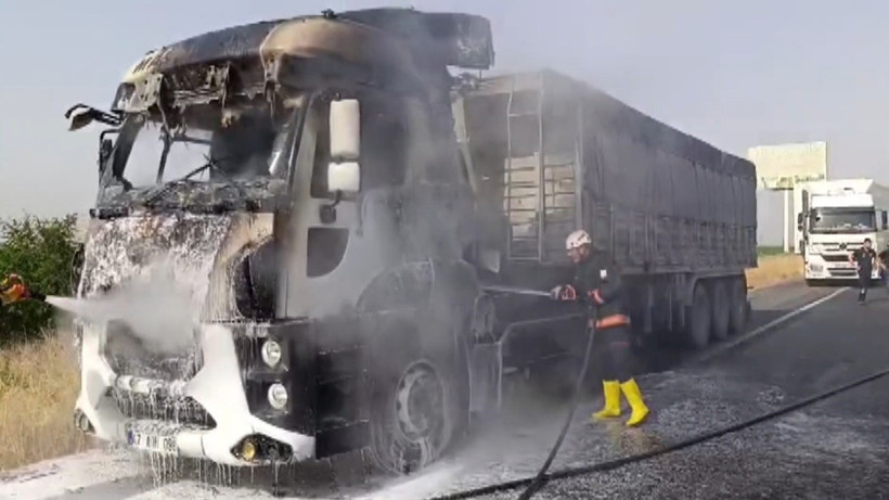 Şanlıurfa'da Seyir Halindeki TIR Alev Aldı