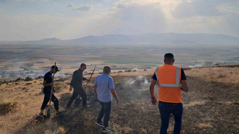Ağrı'da Çıkan Otluk Yangını Söndürüldü
