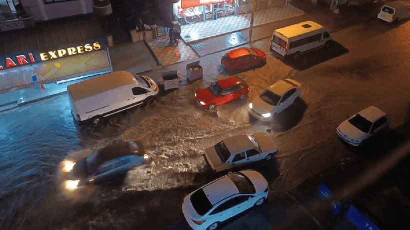 Ankara'yı Sağanak Vurdu, Yollar Göle Döndü