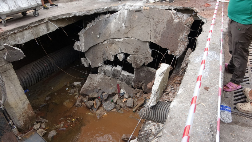 İzmit’te Hafriyat Kamyonu Çukura Düştü