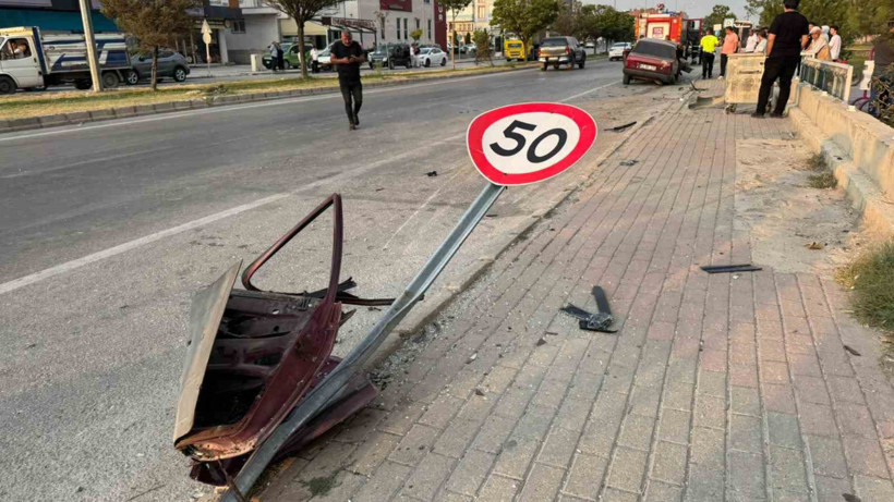 Park Halindeki Araca Çarptı: 3 Yaralı