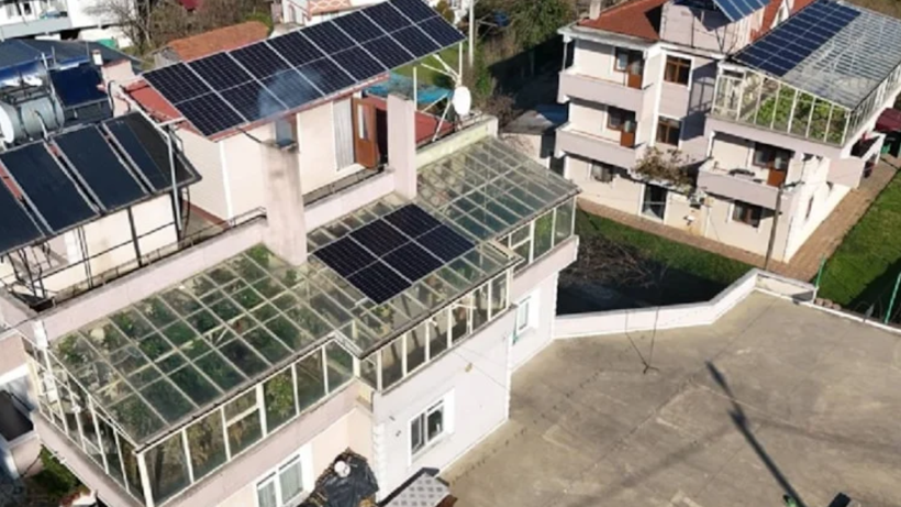 Terasını Serayla Kapladı, Dört Mevsim Üretiyor: Getirisi Rekor Kırdı, İki Eve Birden Yetiyor