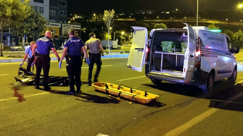 Caddede Korkunç Ölüm! Önce Ticari Araç Çarptı, Sonra Otomobil Ezdi