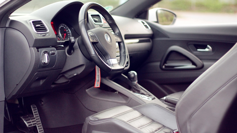 Sürücülerin Çoğu Bilmiyor! İşte Aracınızdaki Gizli Mini Buzdolabı Özelliği