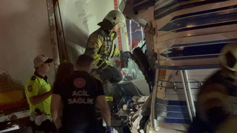 Kocaeli'de Zincirleme Facia! Araçta Sıkışan Kişi Öldü