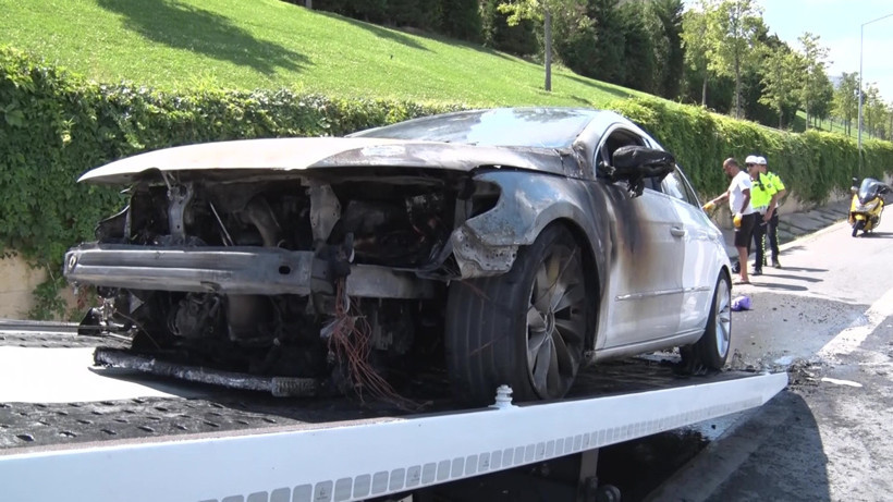 Ataşehir’de Seyir Halindeki Otomobil Alev Aldı