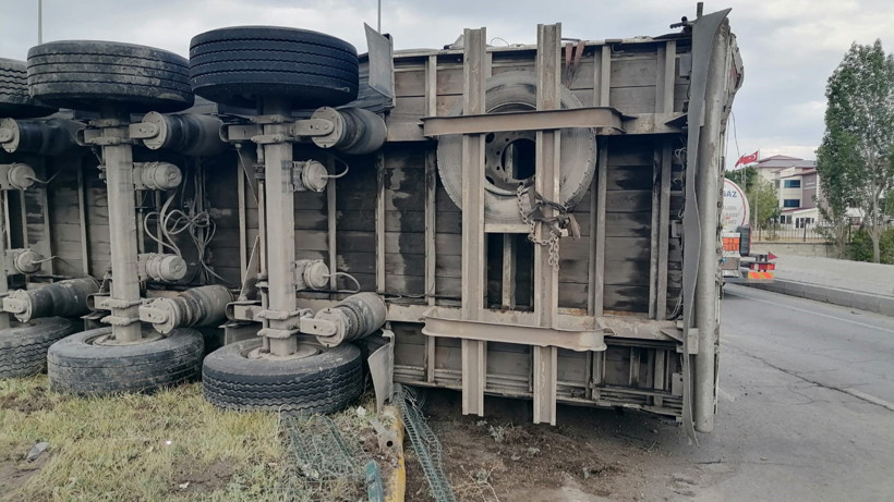 Erzurum Aşkale’de Freni Boşalan Tır Dehşet Saçtı