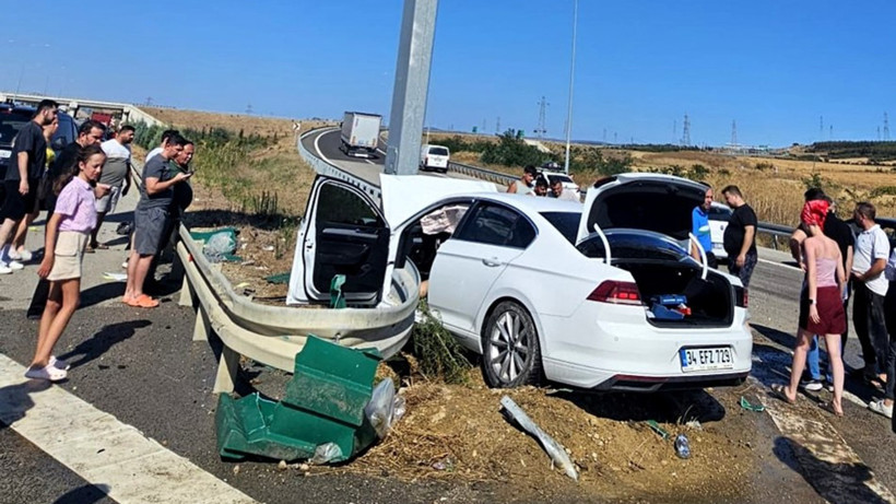 Çanakkale'de Otomobil Refüjdeki Direğe Çarptı! 2 Yaralı
