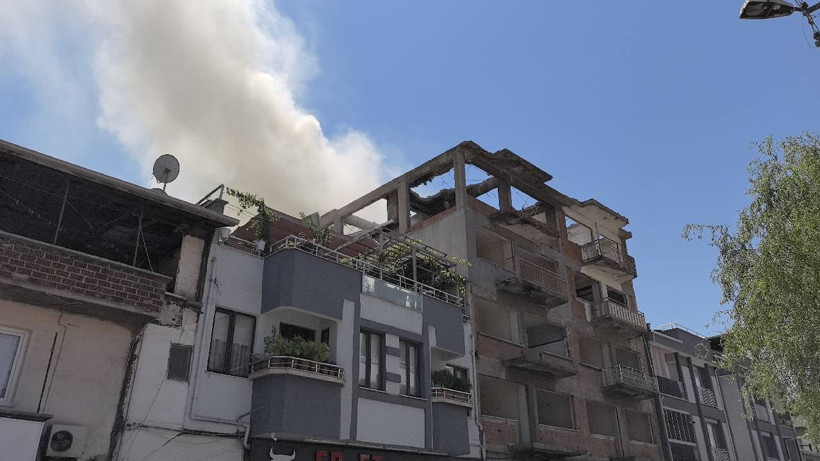 İnegöl’de Yıkım Halindeki Apartmanın Bahçesinde Yangın