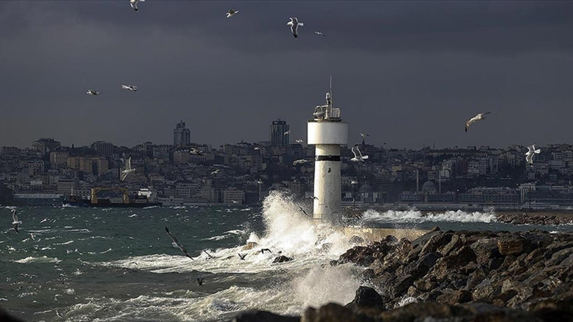 AKOM'dan Kritik Uyarı! Kuvvetli Fırtına Çok Fena Bastıracak, İstanbul'da Yer Yerinden Oynayacak
