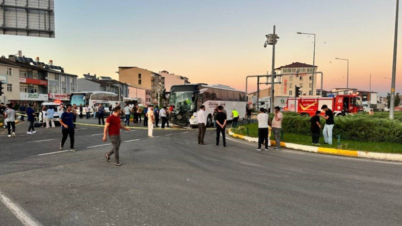 Horasan’da Yolcu Otobüsü ile Traktör Çarpıştı: 8 Yaralı