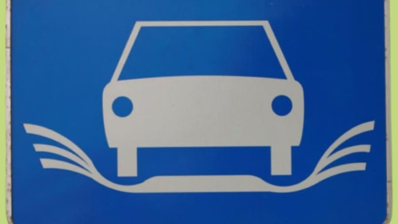 Avrupa Yollarında “Kanatlı Araba” Tabelası Sürücüleri Şaşırttı: İşte Anlamı