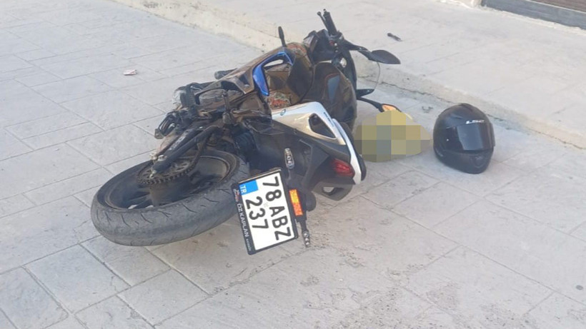 Karabük’te Çifte Kaza: Motosiklet Sürücüsünü Kask Kurtardı