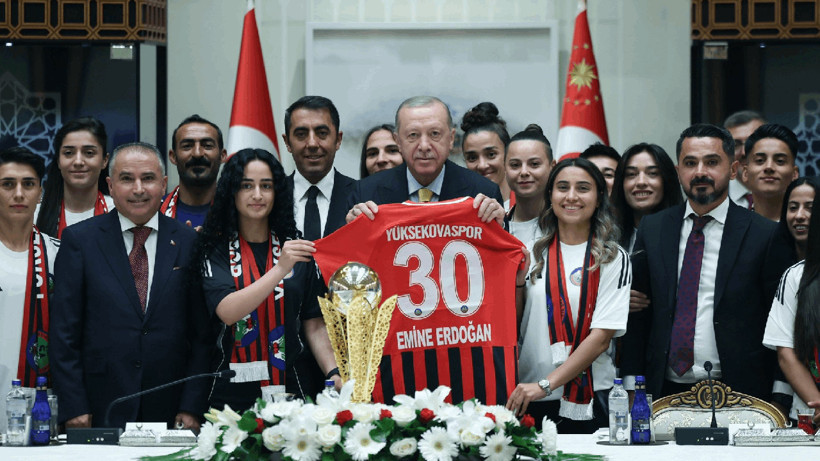 Kadın Futbolculardan Cumhurbaşkanı Erdoğan'a Ziyaret