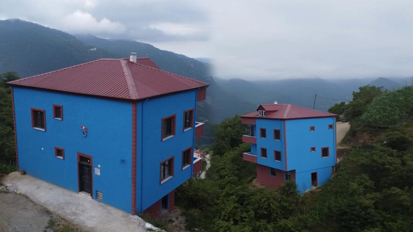 Trabzonspor Sevgisi Her Yerde: Yeşilliğin Ortasında Bordo-Mavili Ev...