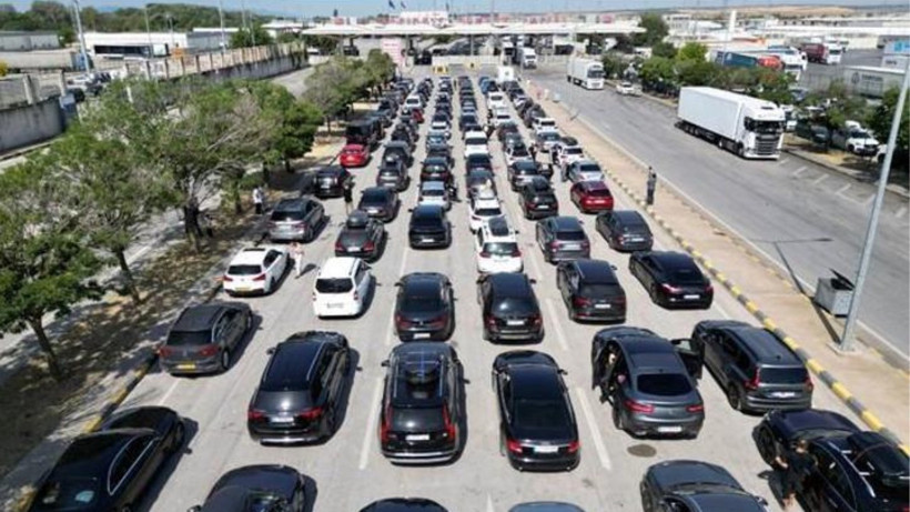 Türkiye’den Avrupa’ya Dönüş Başladı! Kapıkule’de Kilometrelerce Kuyruk Oluştu