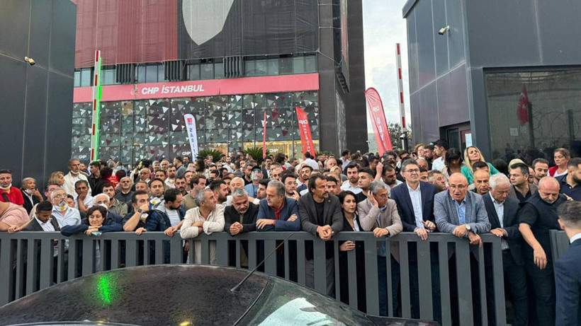CHP Binası Hala Ablukada! Polisle Vatandaşlar Arasında Arbede Çıktı, Gözaltılar Var