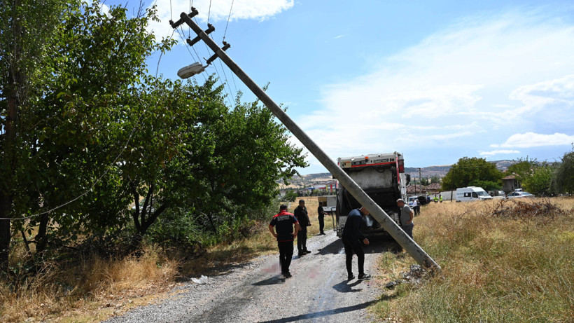Kırıkkale’de Çöp Kamyonu Kazası: 2 İşçi Yaralandı, Biri Durumu Ağır
