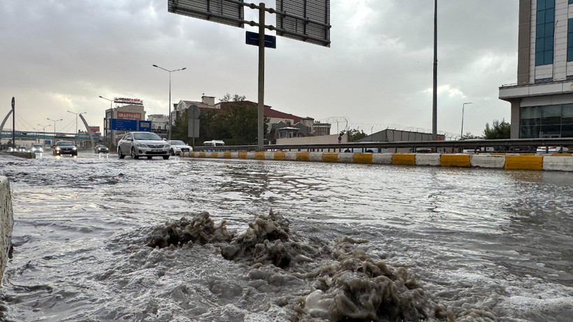 Van’da Aniden Bastıran Yağmur Hayatı Olumsuz Etkiledi