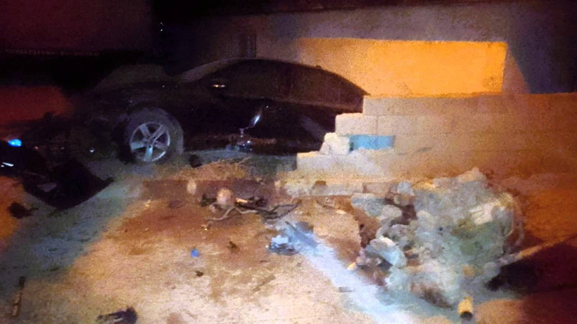 Lüks Otomobil Duvarı Aşıp Bahçeye Daldı