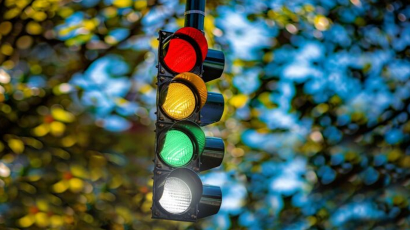 Trafik Işıklarına Yeni Bir Renk Geliyor: Peki Anlamı Ne?
